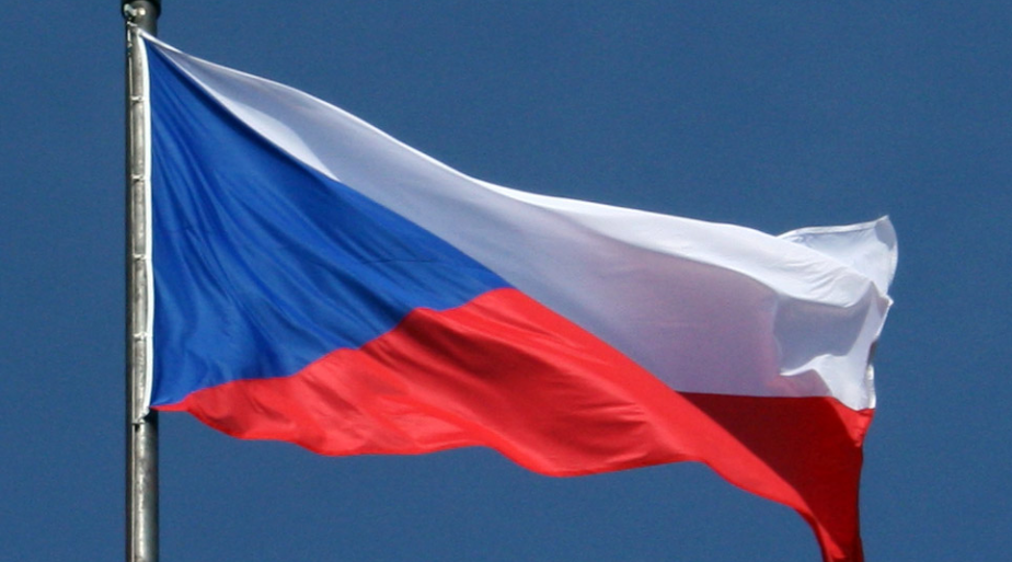 Česká státní vlajka vlající na stožáru