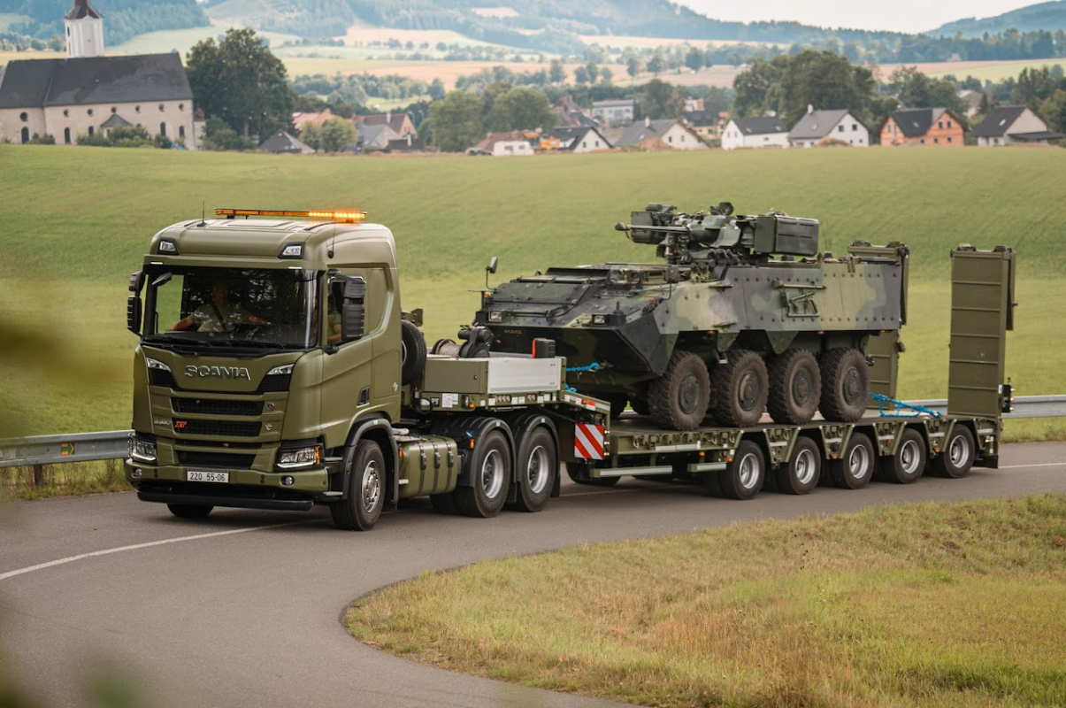 Tahač Scania s přepravovanou vojenskou technikou