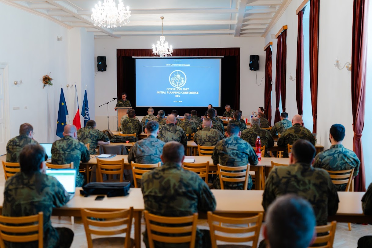 Vojáci v konferenčním sále při prezentaci plánovací konference CZECH LION 2027.