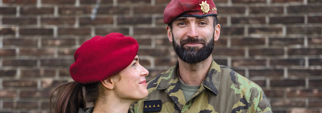 Manželé Hájkovi ve službě 43. výsadkového pluku