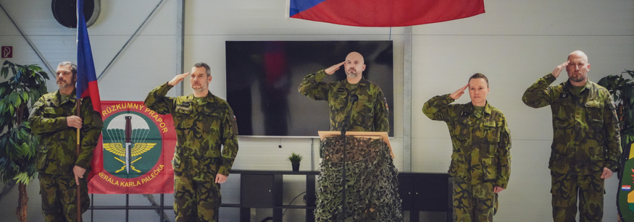 Průzkumníci AČR při slavnostním nástupu v Litvě během mise NATO