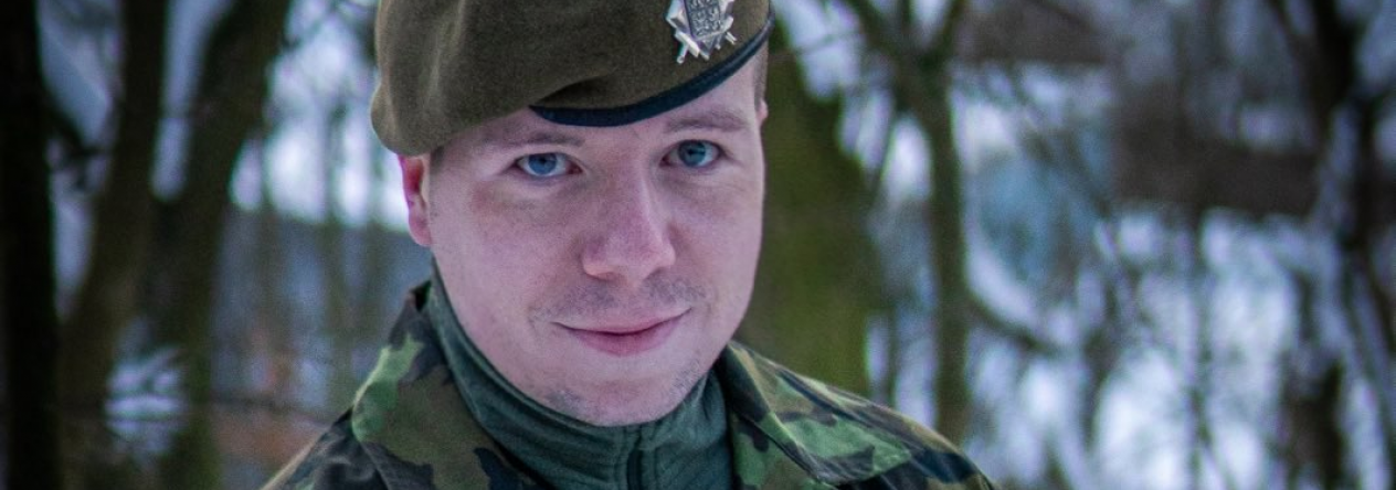 Voják 41. mechanizovaného praporu AČR po zásahu u dopravní nehody