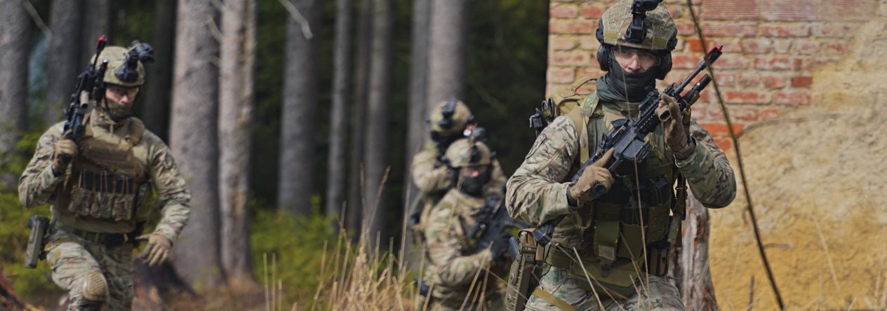 výcvik chrudimských výsadkářů v taktice malých jednotek