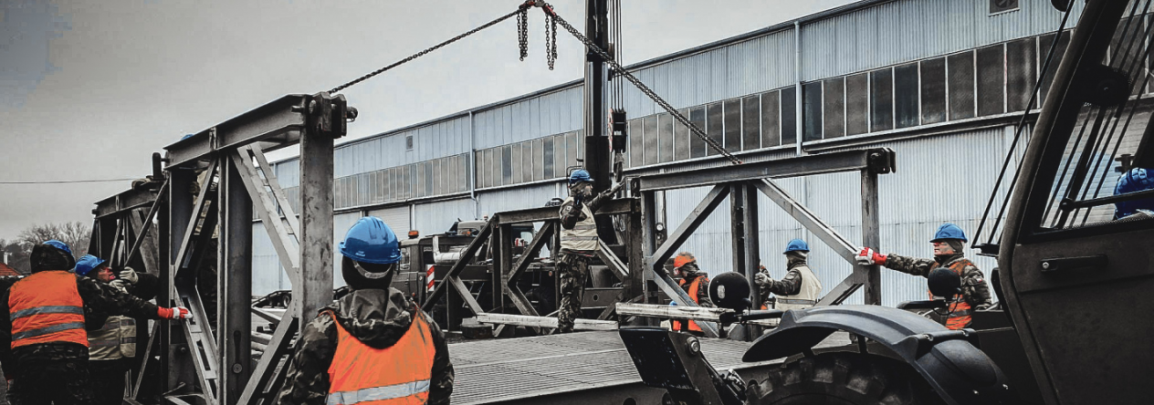 Ženisté 152. ženijního praporu při výcviku stavby mostního provizoria soupravou MS-21