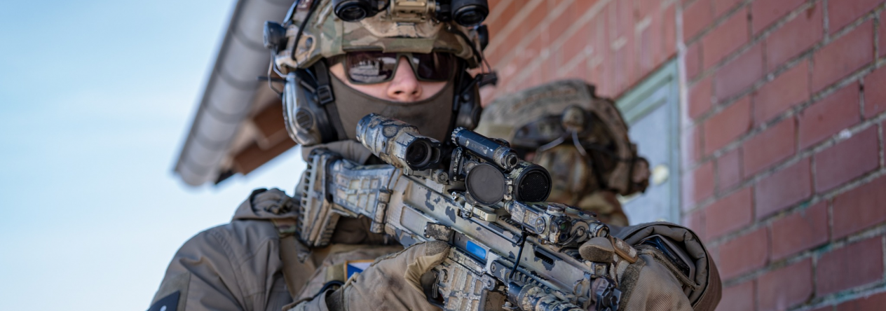 Český výsadkář ze 43. výsadkového pluku během cvičení Steadfast Dart 2026 v Německu