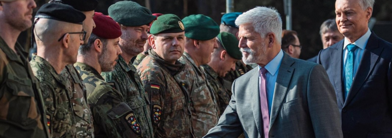 prezident Petr Pavel navštívil české vojáky ze 102. průzkumného praporu v Litvě