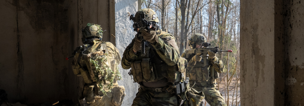 Vojáci 74. mechanizovaného praporu při výcviku boje v zastavěné oblasti během cvičení IRON SPIKE ve VÚj Libavá.