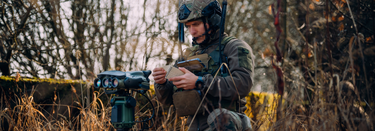 Voják 13. dělostřeleckého pluku při výcviku specialistů JFO v terénu.