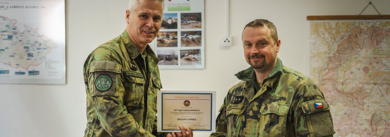 Předání certifikace CREVAL příslušníkům 44. lehkého motorizovaného praporu Armády České republiky