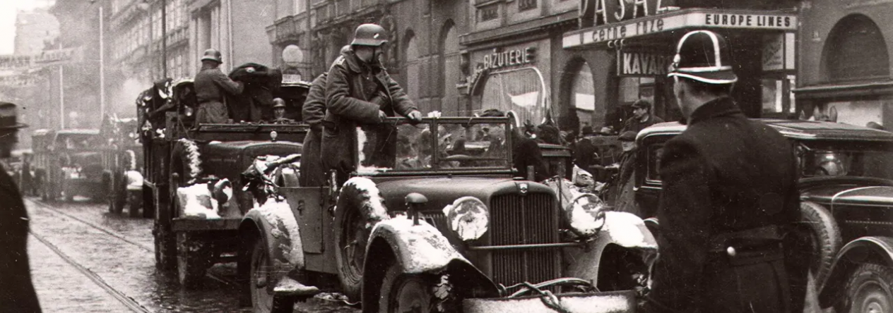 Německá vojenská kolona v ulicích Prahy během okupace Československa 15. března 1939.