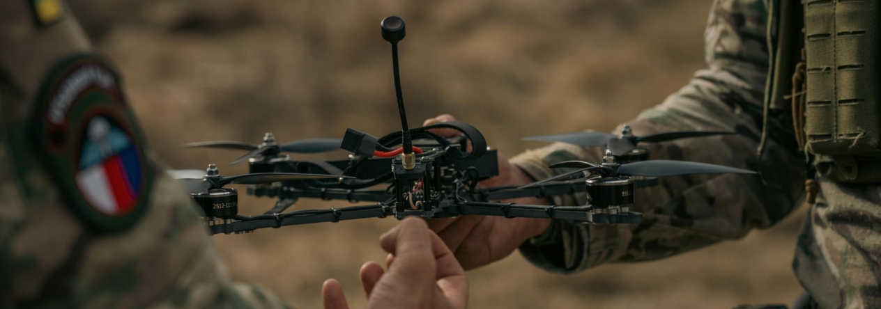 Výsadkáři ze 43. výsadkového pluku při výcviku s FPV dronem