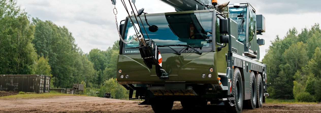 Jeřáb Liebherr v praxi: síla, přesnost a opora vojenské logistiky