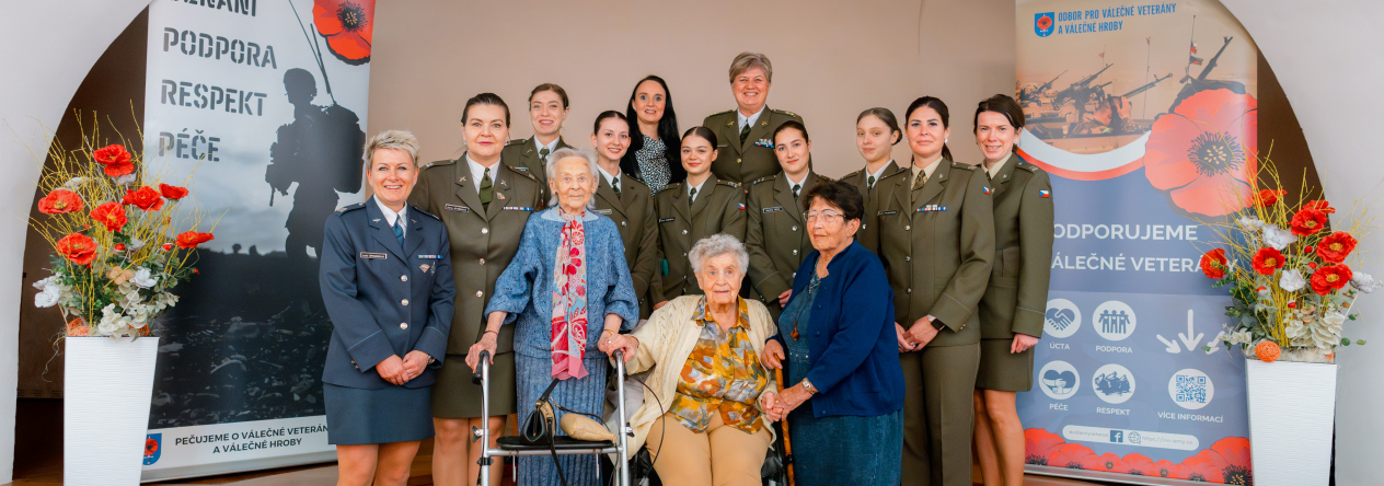 Společné foto válečných veteránek a hostů