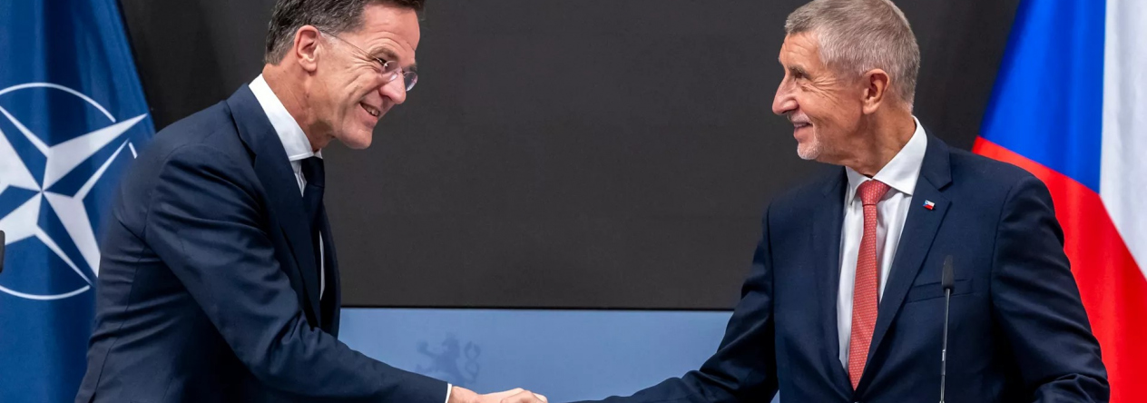 Generální tajemník NATO Mark Rutte při jednání s premiérem Andrejem Babišem v Praze. Hlavními tématy byly bezpečnost Evropy, obranné investice a podpora Ukrajiny.