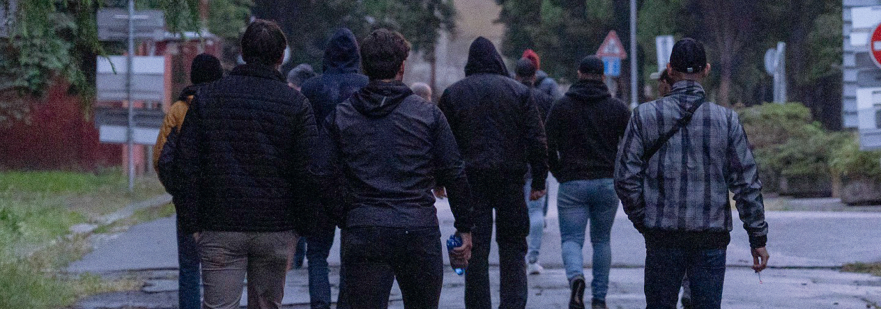 Výsadkáři 43. výsadkového pluku při přípravě na výcvik URBAN EVASION.