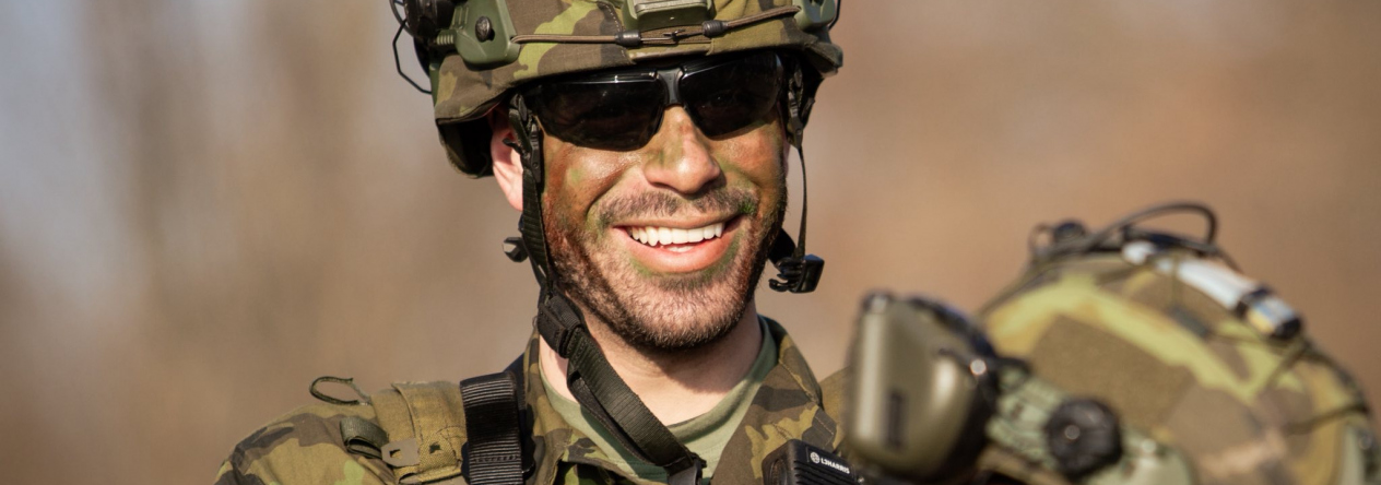 Usmívající se voják Armády České republiky v polní uniformě během výcviku