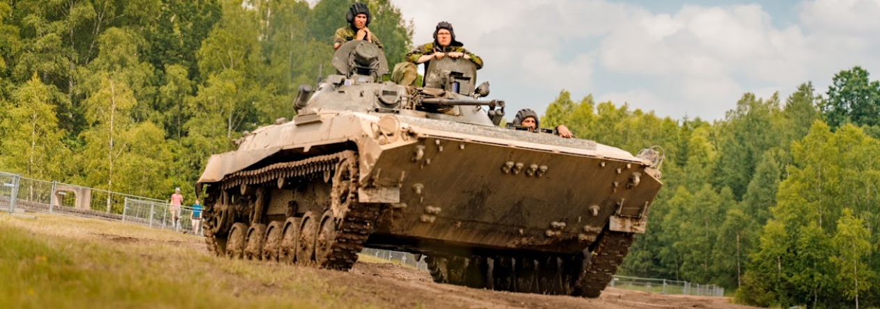 oprava pásového vozidla BVP-2 v polních podmínkách