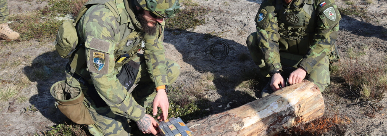 Příprava nálože z TNT pro ničení dřevěného prvku.