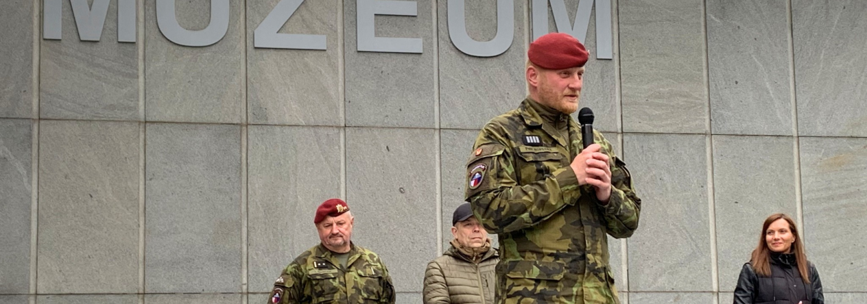 Slavnostní zahájení nové návštěvnické sezony v Památníku Ležáky připomnělo odkaz protinacistického odboje i historické spojení místa s paravýsadkem SILVER A.