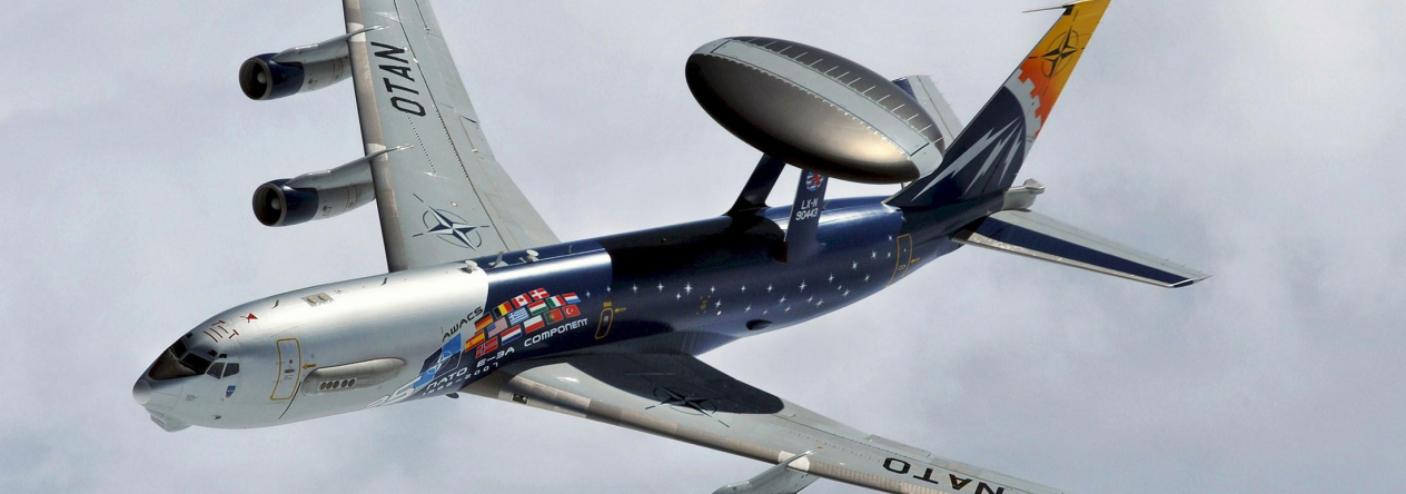 Letoun NATO AWACS během alianční mise vzdušného dohledu po aktivaci článku 5