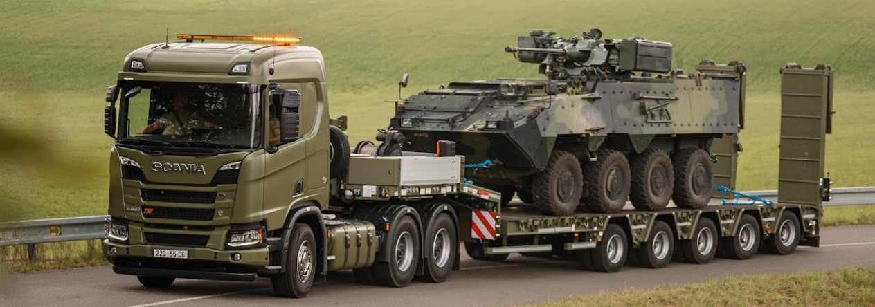 Přesun bojové techniky po dálnici je důležitou součástí vojenské mobility a logistického zabezpečení Armády České republiky.