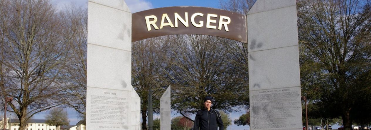 Vstupní brána s nápisem Ranger označující elitní vojenský kurz.