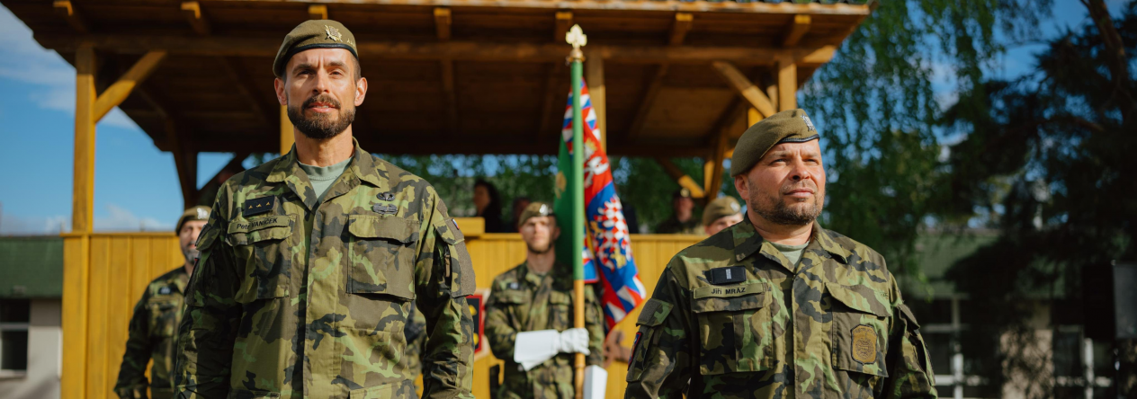 Jiří Mráz a Petr Vaníček při nástupu 13. dělostřeleckého pluku