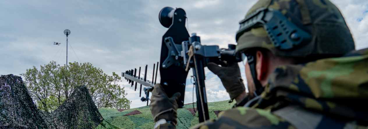 Přenosný rušící MANPACK-G při neutralizaci dronu