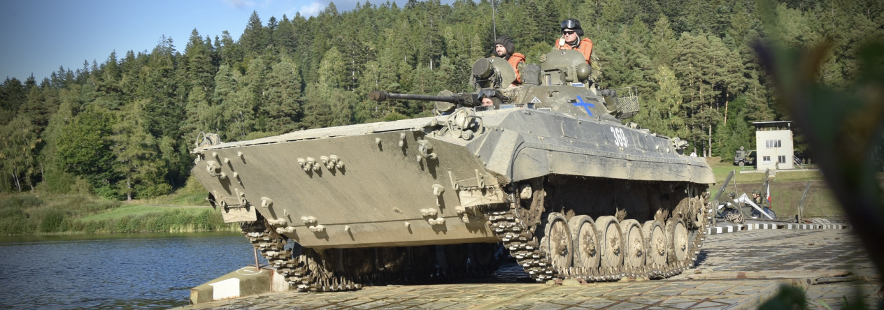 Vojáci 72. mechanizovaného praporu překonávali vodní tok v Boleticích