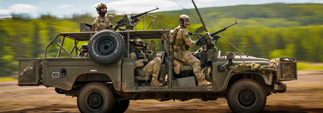 Výsadkáři 43. výsadkového pluku na vozidle Land Rover Defender Kajman během dynamické ukázky na Bahnech 2026.
