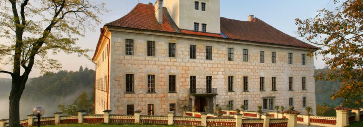 Zámek Bechyně a okolní jihočeská krajina
