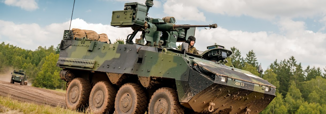 Kolové bojové vozidlo pěchoty Pandur II 8×8 při jízdě v terénu. Vozidlo poskytuje mechanizovaným jednotkám mobilitu, pancéřovou ochranu a palebnou podporu.