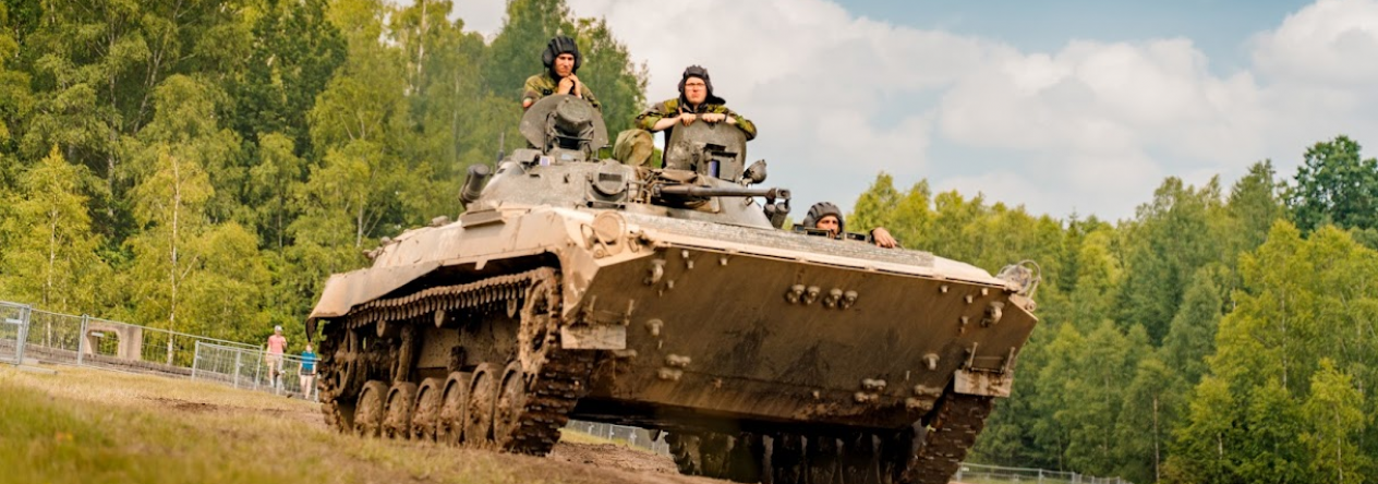 Bojové vozidlo pěchoty BVP-2 při jízdě v terénu. Pásové vozidlo dlouhodobě patří k technice mechanizovaných jednotek Pozemních sil Armády České republiky.