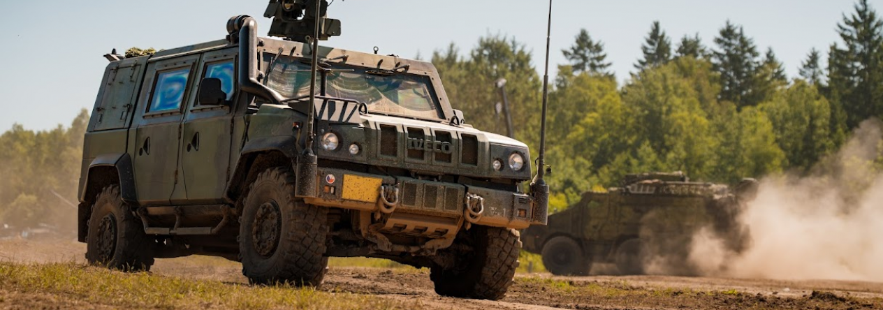 Lehké obrněné vozidlo LOV Iveco LMV Armády České republiky při jízdě v terénu.