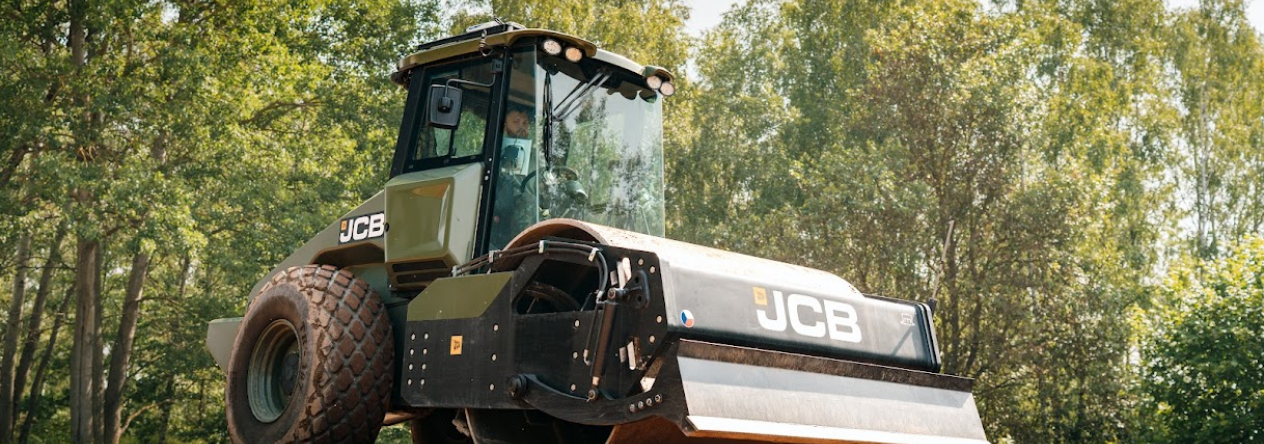 Jednobubnový vibrační válec JCB pomáhá při hutnění zeminy, úpravě cest a přípravě pevných ploch pro pohyb vojenské techniky v terénu.