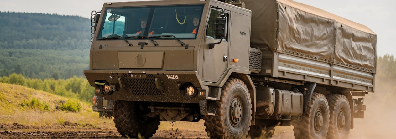 Tatra 815-7 ve valníkovém provedení s plachtou při jízdě v terénu.