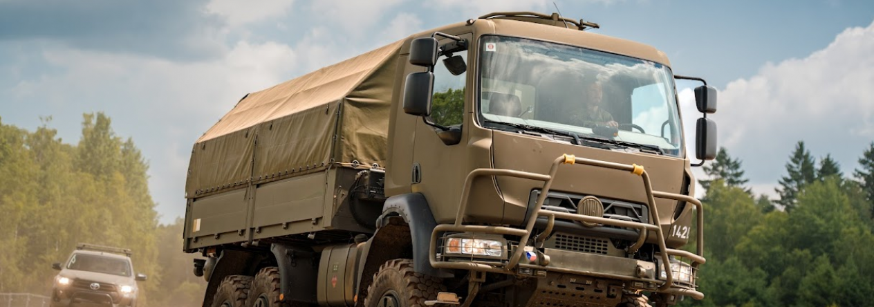 Tatra T810 ve valníkovém provedení s plachtou při jízdě v terénu.