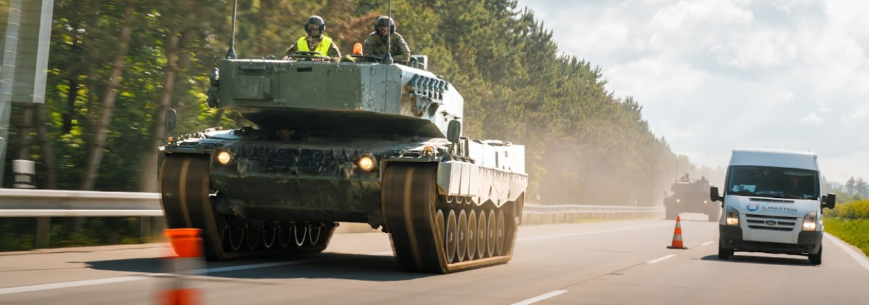 Tank Leopard 2A4 při výcviku přesunu po dálnici D35