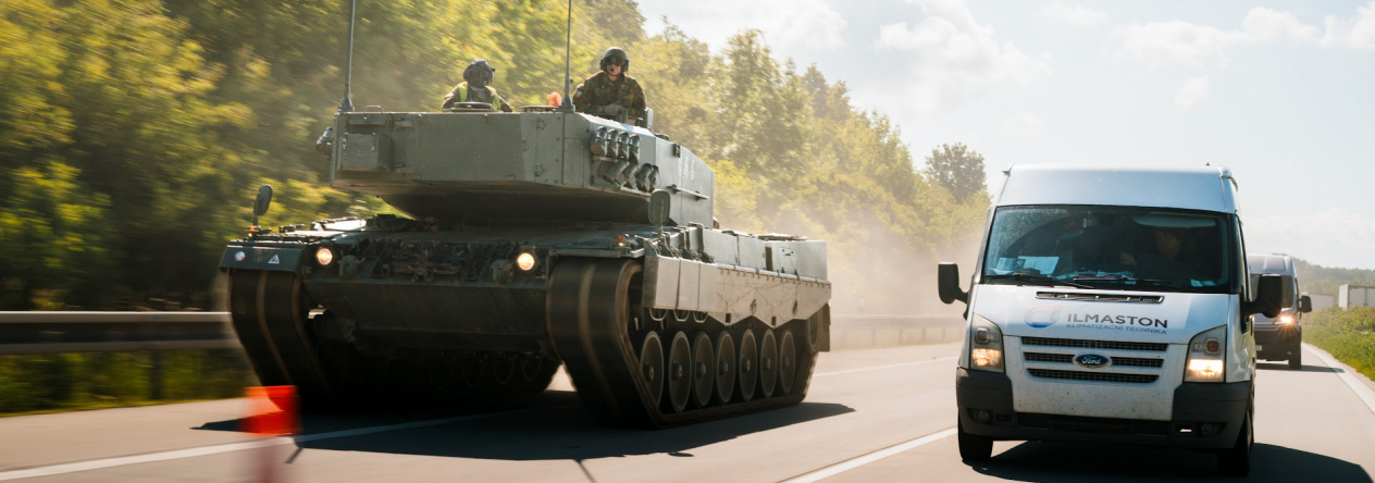 tanky Leopard 2A4 při jízdě na dálnici