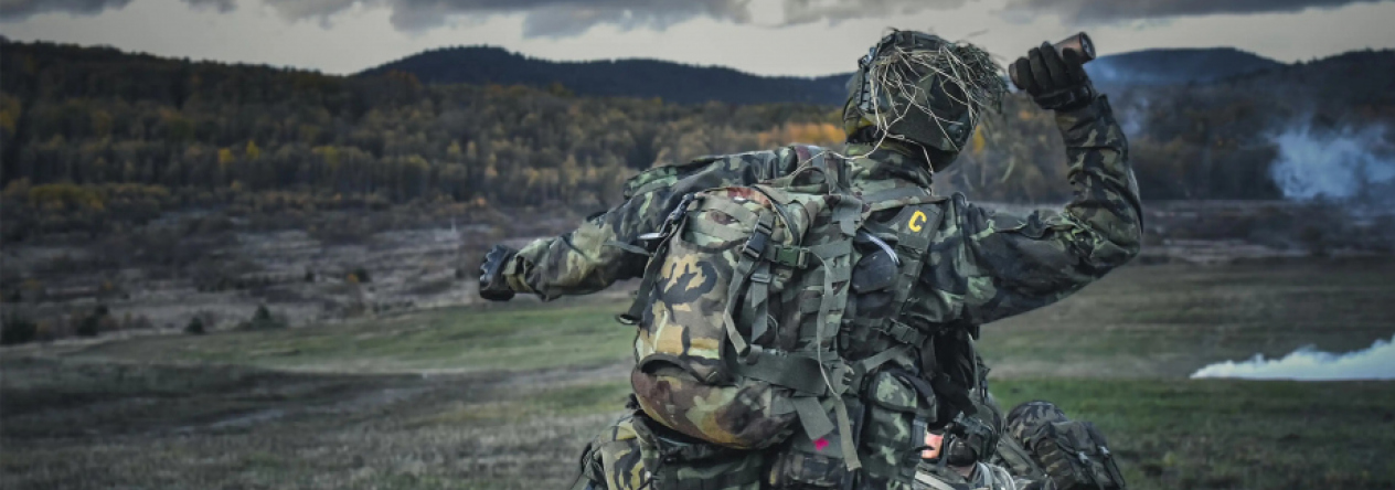 Voják v maskovací uniformě při výcviku v terénu