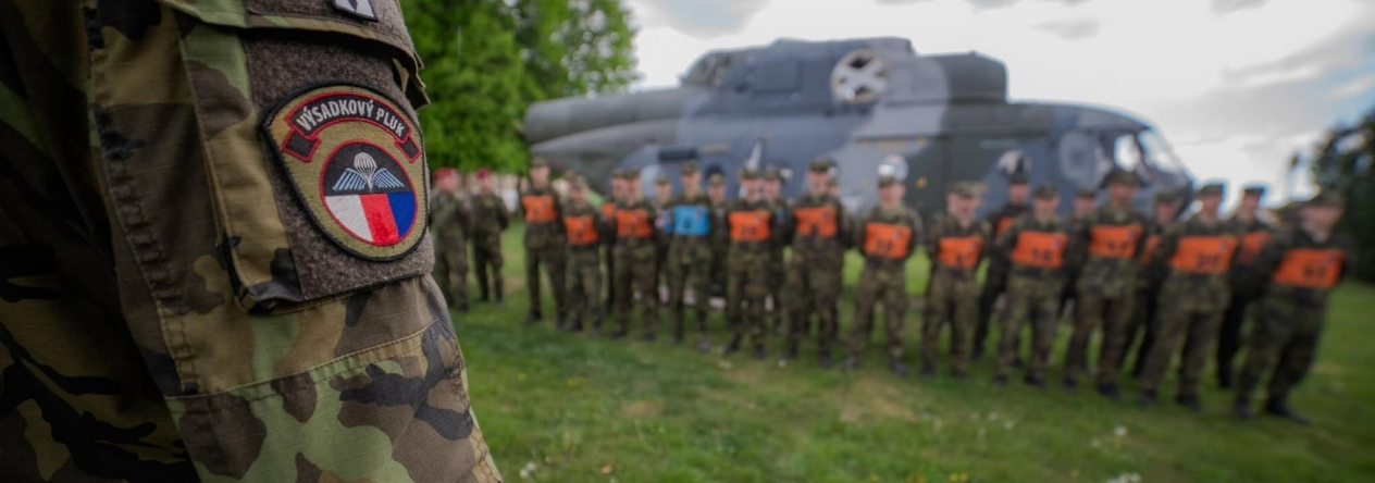 zájemci o službu u 43. výsadkového pluku nastoupeni