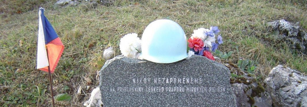 památník, který je na místě kde vojáci přišli o život