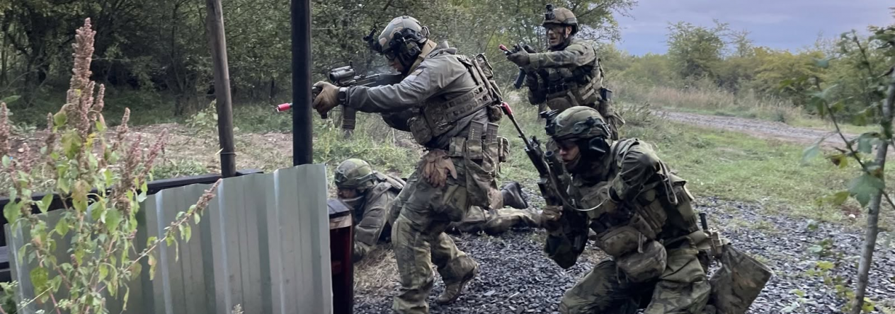 vojáci 2. mechanizované roty 42. mechanizovaného praporu „Svatováclavského“ při výcviku boje v zákopech