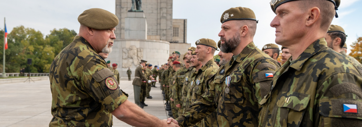 generálmajor Trojánek vítá vojáky, kteří se vrátili po 6. měsících ze zahraniční operace