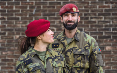 Manželé Hájkovi ve službě 43. výsadkového pluku