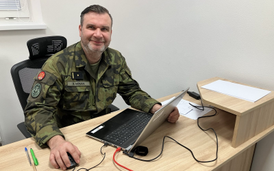 Voják v centru pozornosti.