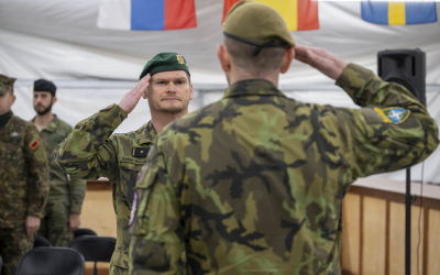 Náčelník národního štábu podává hlášení veliteli končícího uskupení