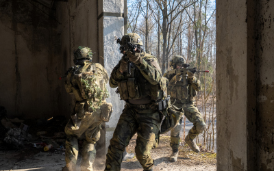 Vojáci 74. mechanizovaného praporu při výcviku boje v zastavěné oblasti během cvičení IRON SPIKE ve VÚj Libavá.