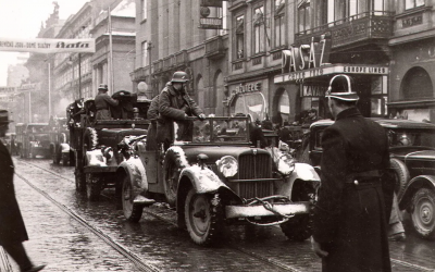 Německá vojenská kolona v ulicích Prahy během okupace Československa 15. března 1939.