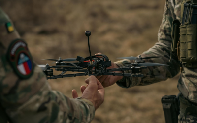 Výsadkáři ze 43. výsadkového pluku při výcviku s FPV dronem